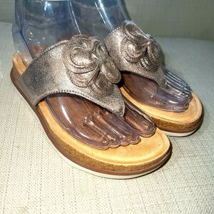 Clarks Brynn Style Women Size 6M Sandal Shoe Metallic Flat Flip Flop